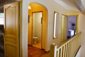 a hallway with a hallway leading to a bathroom at Provenzalisches Haus La Grenouille - Terrasse mit Meerblick und privatem Pool by Riviera HomeLife in Les Issambres +12 photos