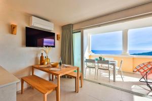 TV a/nebo společenská místnost v ubytování Luxuriöses Apartment Julie, familienfreundlich, Pools, Sportaktivitäten, Meerblick by Riviera Homelife Management