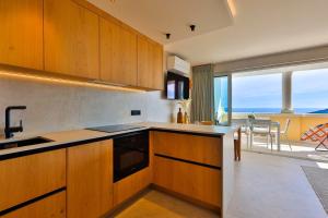 Kuchyň nebo kuchyňský kout v ubytování Luxuriöses Apartment Julie, familienfreundlich, Pools, Sportaktivitäten, Meerblick by Riviera Homelife Management + 17 fotografií