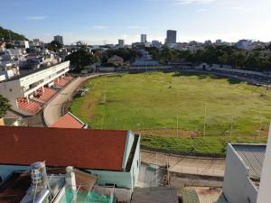 un gran campo verde en medio de una ciudad en Son Ha Hotel, en Vung Tau 38 fotos más