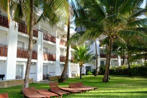 ein Hotel mit Palmen davor in der Unterkunft Voyager Beach Resort in Mombasa