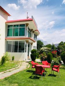 Κήπος έξω από το Hill icon Resort & Restaurant