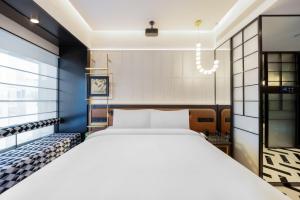 Postel nebo postele na pokoji v ubytování Beijing Tangfu Sanlitun BOUTIQUE Hotel---Breakfast, restaurant and bar, close to Tian'anmen Square Forbidden City Temple of Heaven, laundry, gym, robot, ticket service, located in city center Metro line 2, one station to Airport Express