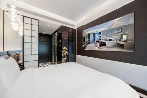 Postel nebo postele na pokoji v ubytování Beijing Tangfu Sanlitun BOUTIQUE Hotel---Breakfast, restaurant and bar, close to Tian'anmen Square Forbidden City Temple of Heaven, laundry, gym, robot, ticket service, located in city center Metro line 2, one station to Airport Express