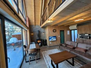 a living room with a couch and a table at Bujtinat Lisa in Boge