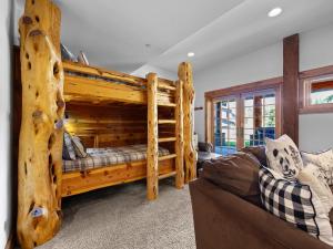 Un dormitorio con una gran litera de madera con un sofá. en Snowed Inn - Meredith Lodging, en Government Camp 97 fotos más