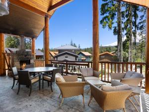 Un patio con mesa y sillas y una chimenea. en Snowed Inn - Meredith Lodging, en Government Camp