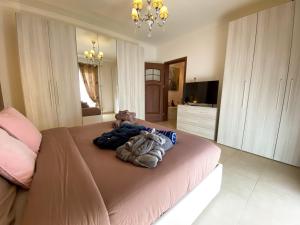 Ένα ή περισσότερα κρεβάτια σε δωμάτιο στο KIMRAY Boutique Apartment - Indulge in Comfort, Embrace Tranquility