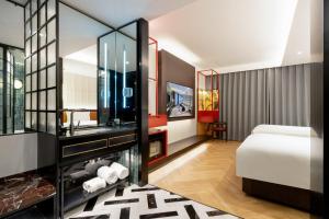 Postel nebo postele na pokoji v ubytování Beijing Tangfu Sanlitun BOUTIQUE Hotel---Breakfast, restaurant and bar, close to Tian'anmen Square Forbidden City Temple of Heaven, laundry, gym, robot, ticket service, located in city center Metro line 2, one station to Airport Express