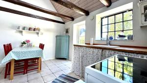 una cucina con tavolo e lavandino di Dyrlev Bed & Breakfast a Præstø Altre 27 foto