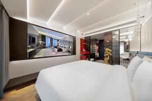 Postel nebo postele na pokoji v ubytování Beijing Tangfu Sanlitun BOUTIQUE Hotel---Breakfast, restaurant and bar, close to Tian'anmen Square Forbidden City Temple of Heaven, laundry, gym, robot, ticket service, located in city center Metro line 2, one station to Airport Express