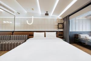 Postel nebo postele na pokoji v ubytování Beijing Tangfu Sanlitun BOUTIQUE Hotel---Breakfast, restaurant and bar, close to Tian'anmen Square Forbidden City Temple of Heaven, laundry, gym, robot, ticket service, located in city center Metro line 2, one station to Airport Express