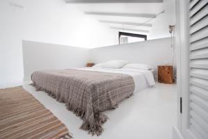 A bed or beds in a room at Akassa Alojamientos Bioclimaticos en las Hurdes