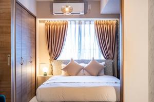 a bedroom with a bed with a window at FDS Serene in Osaka