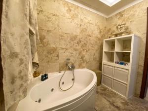 Ένα μπάνιο στο KIMRAY Boutique Apartment - Indulge in Comfort, Embrace Tranquility