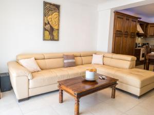 Χώρος καθιστικού στο KIMRAY Boutique Apartment - Indulge in Comfort, Embrace Tranquility