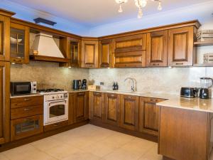 Η κουζίνα ή μικρή κουζίνα στο KIMRAY Boutique Apartment - Indulge in Comfort, Embrace Tranquility
