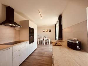Kuchyň nebo kuchyňský kout v ubytování Holmblick - Boddenblick, Balkon, 2 Schlafzimmer, 4 Personen
