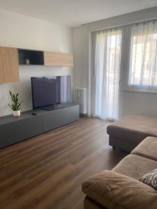 TV a/nebo společenská místnost v ubytování Appartamento Panorama 1