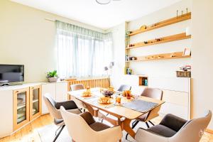 eine Küche und ein Esszimmer mit Tisch und Stühlen in der Unterkunft Luxury And Spacious Apartment at the Hearth of the City in Sofia