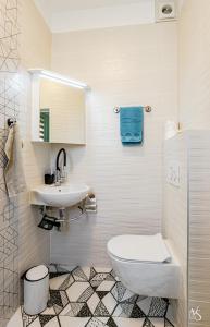 ein Badezimmer mit Toilette und Waschbecken in der Unterkunft Luxury And Spacious Apartment at the Hearth of the City in Sofia + 31 Fotos