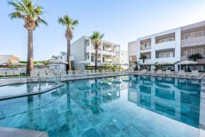 Bazén v ubytování Mythos Suites Hotel nebo v jeho okolí