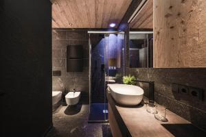 Bilik mandi di Chalet Yak Häusl - Sauna & Whirlpool