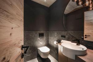 Bilik mandi di Chalet Yak Häusl - Sauna & Whirlpool