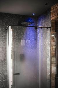 Bilik mandi di Chalet Yak Häusl - Sauna & Whirlpool