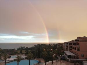 a rainbow in the sky over a city at duplex atypique avec magnifique vue mer et baie d'Agay in Saint-Raphaël