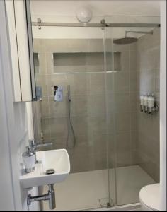 ein Badezimmer mit Dusche und Waschbecken in der Unterkunft Thimble Cottage in Buckinghamshire