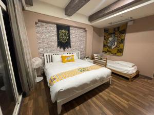 ein Schlafzimmer mit einem Bett und einer Ziegelwand in der Unterkunft 鹿莫思 Lumos in Qingshui