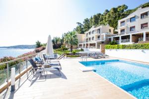 Bazén v ubytování Agnanti villa Seafront with Pool nebo v jeho okolí