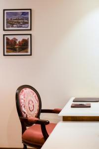 Moghal Mahal Resort Rajbagh Srinagar的休息区