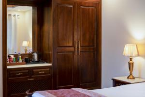 Moghal Mahal Resort Rajbagh Srinagar客房内的一张或多张床位