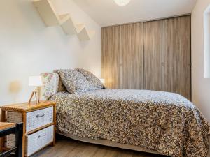 - une chambre avec un lit et un placard dans l'établissement Chaumière au calme avec terrasse, à 9 km des plages, 3 chambres, parking privé et équipements bébé. - FR-1-306-1276, à Saint-Lyphard