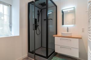 a bathroom with a shower and a sink at Ma Kalon - Maison pour 8 avec parking in Plomodiern +4 photos