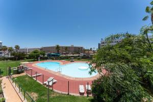 ein großer Pool in einem Park in der Unterkunft Garden View Apartment Iguazu 3 near Yumbo in Playa del Ingles
