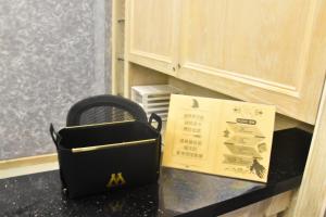 eine Arbeitsplatte mit einer Tasche und einer Schachtel darauf in der Unterkunft 鹿莫思 Lumos in Qingshui + 24 Fotos