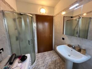 a bathroom with a sink and a shower and a sink at Il Rifugio del Viaggiatore in Bagnolo
