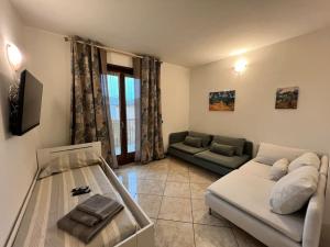 a living room with a couch and a glass table at Il Rifugio del Viaggiatore in Bagnolo
