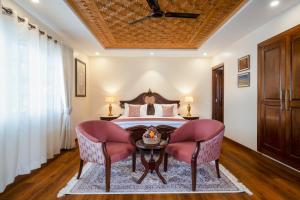 Moghal Mahal Resort Rajbagh Srinagar的休息区