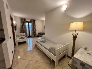 a living room with a bed and a lamp at Il Rifugio del Viaggiatore in Bagnolo