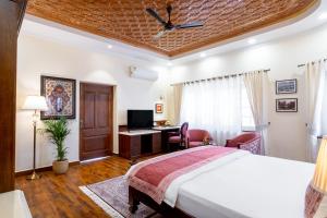 Moghal Mahal Resort Rajbagh Srinagar客房内的一张或多张床位