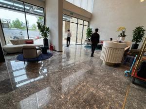 a lobby with people walking around in a building at VINHOMES GRAND PARK QUẬN 9 Căn hộ LUXURY MASTERI CENTRE POINT in Gò Công +199 photos