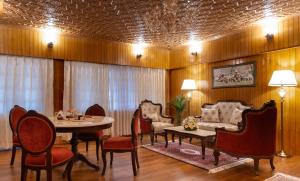 Moghal Mahal Resort Rajbagh Srinagar的休息区