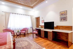 Moghal Mahal Resort Rajbagh Srinagar的电视和/或娱乐中心