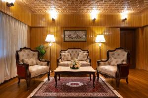 Moghal Mahal Resort Rajbagh Srinagar的休息区