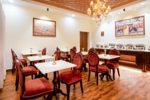 Moghal Mahal Resort Rajbagh Srinagar的休息区