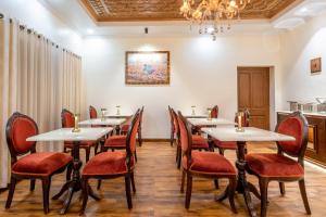 Moghal Mahal Resort Rajbagh Srinagar的休息区